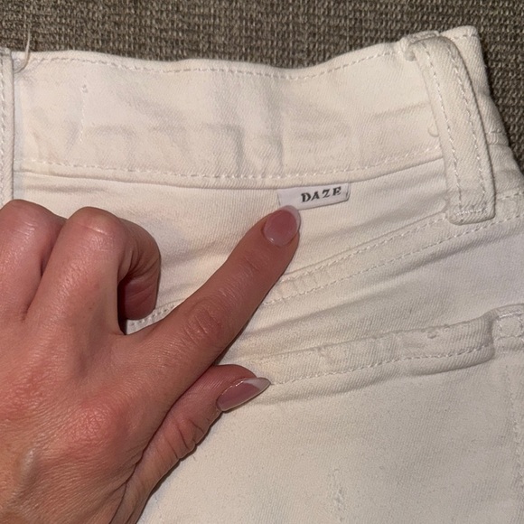 White Distressed DAZE Denim Shorts Size 26/ Small - Picture 9 of 9